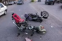 (ویدیو) صادف مرگبار و دلخراش یک پراید با موتورسیکلت در جاده‌ای باریک
