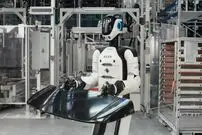 آینده همین حالا آغاز شد؛ ربات‌های BMW کارخانه‌های خودروسازی را از این رو به آن رو می‌کنند