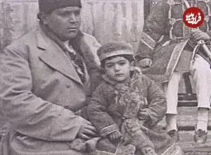 عکس| سفر زمان؛ کودکان اشراف‌زادۀ قاجاری در کنار دو خدمتکار