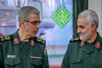 عکس؛ سفر به تاریخ؛ «سرلشکر باقری» در کنار «عزیز جعفری و رحیم صفوی» در سنگر فرماندهی در جبهه؛ دهۀ 60