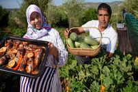 ببینید؛ غذای روستایی در مراکش؛ برداشت کدو سبز و کباب کردن ماهی در تنور سنتی
