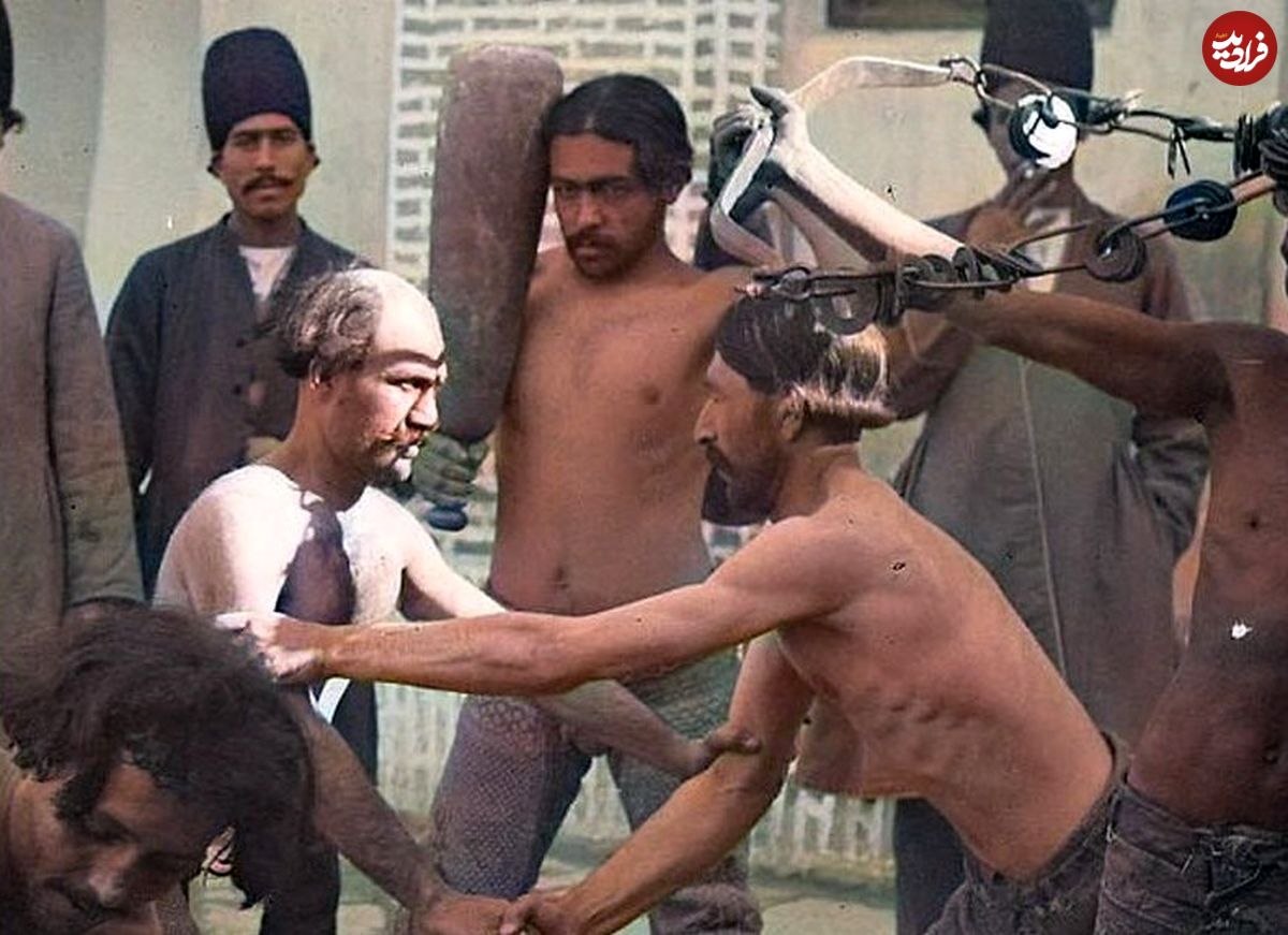 عکس؛ سفر به تاریخ؛ کشتیگیرهای دوران قاجار در حال تمرین در مقابل تماشاچیها؛ 130 سال قبل