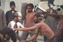 عکس؛ سفر به تاریخ؛ کشتی‌گیرهای دوران قاجار در حال تمرین در مقابل تماشاچی‌ها؛ 130 سال قبل