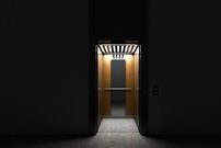 چرا آسانسور آینه دارد؟ پاسخ اصلا چیزی نیست که فکر می‌کنید