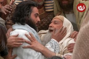 عکس| سفر زمان؛ «یوزارسیف و یعقوب» در حال نماز خواندن پشت سر «رهبر انقلاب» در بیت رهبری