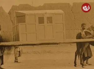 عکس| سفر زمان؛ تصویری از سفر با «تخت روان» در ایران دوران قاجار