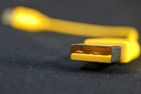 رنگ زرد کابل USB چه معنایی دارد؟