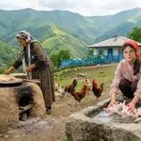 ببینید| غذای روستایی در ایران؛ پخت نان سنتی و مرغ کامل در تنور گِلی