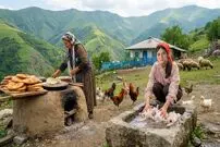 ببینید| غذای روستایی در ایران؛ پخت نان سنتی و مرغ کامل در تنور گِلی