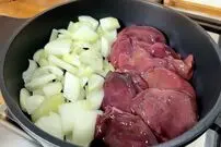 ببینید| طرز تهیه یک غذای کم هزینه و خوشمزه با جگر مرغ و سیب زمینی