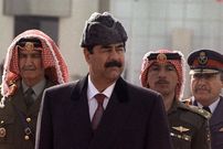 عکس| سفر در تاریخ؛ «ملک حسین، پادشاه اردن» در حال قدم زدن با «صدام»؛ سال 1369