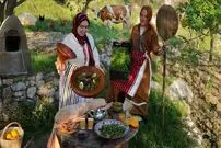 ببینید| غذای روستایی در مراکش؛ برداشت کاهو، تهیه نان و پخت طاجین بره در طبیعت