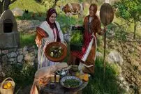 ببینید| غذای روستایی در مراکش؛ برداشت کاهو، تهیه نان و پخت طاجین بره در طبیعت