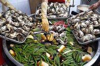 ببینید؛ غذای خیابانی در کره؛ فرآیند پخت خرچنگ طعم دار شده در سس سویا در سئول