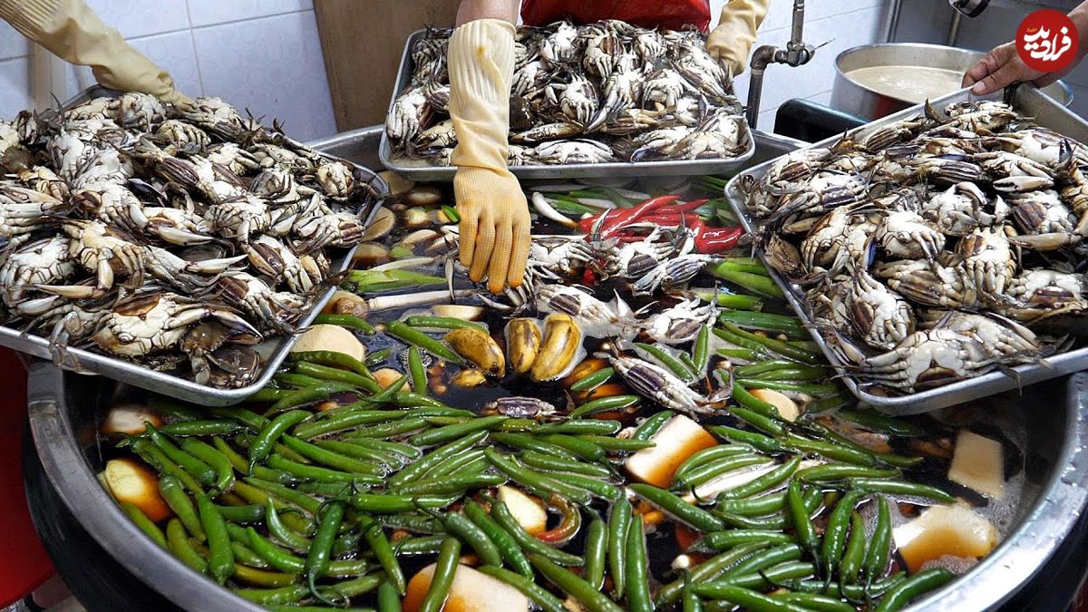 ببینید؛ غذای خیابانی در کره؛ فرآیند پخت خرچنگ طعم دار شده در سس سویا در سئول