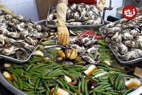 ببینید؛ غذای خیابانی در کره؛ فرآیند پخت خرچنگ طعم دار شده در سس سویا در سئول