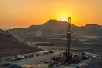 عکس| سفر زمان؛ حمل «دکل نفتی» با کامیون در بیابان‌های قم؛ سال 1330