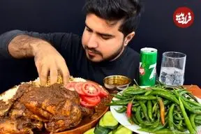 ببینید| غذا خوردن با صدا؛ خوردن 3 کیلو چلو مرغ کاری به روش جوان مشهور پاکستانی