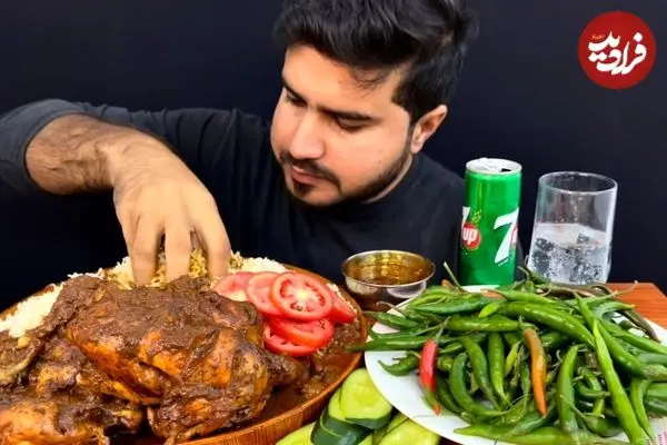 ببینید| غذا خوردن با صدا؛ خوردن 3 کیلو چلو مرغ کاری به روش جوان مشهور پاکستانی
