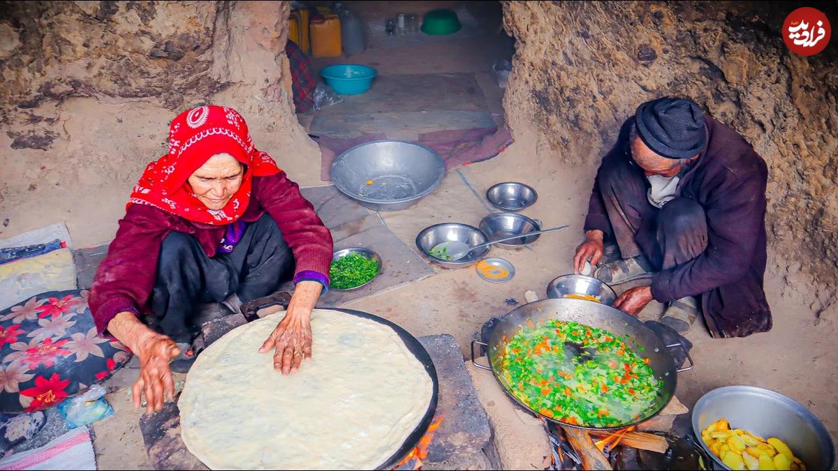 (ویدئو) پخت نان و یک غذای محلی با گوجه، سیب زمینی و تخم مرغ توسط زوج غارنشین افغانستانی