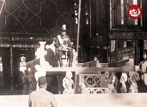 عکس؛ سفر در تاریخ؛ «رضاخان بعد تاجگذاری سوار به کالسکه سلطنتی»؛ سال 1304
