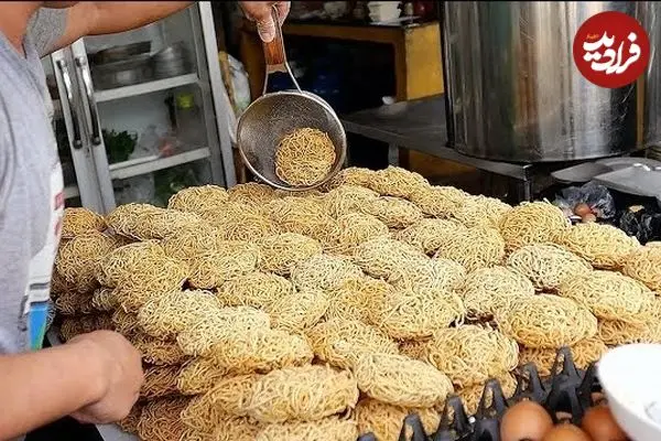 ببینید| غذای خیابانی در تایلند؛ نودل با میگو، سبزیجات و برنج سرخ شده در بانکوک