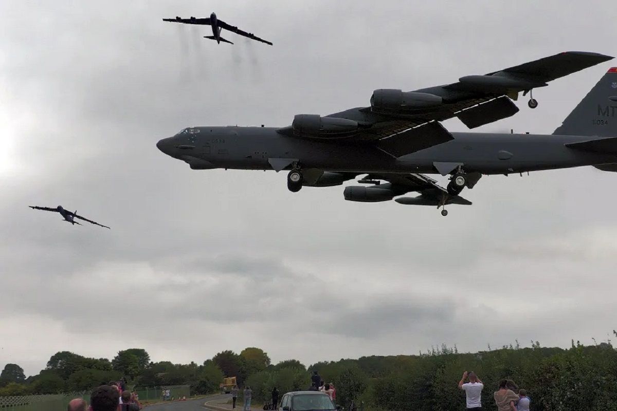 (ویدئو) لحظه فرود حیرت آور هواپیمای B 52 بزرگترین بمب افکن جهان