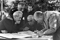 عکس؛ سفر در زمان؛ «رضاخان در حال بررسی میکروسکوپ»؛ دهه 1310