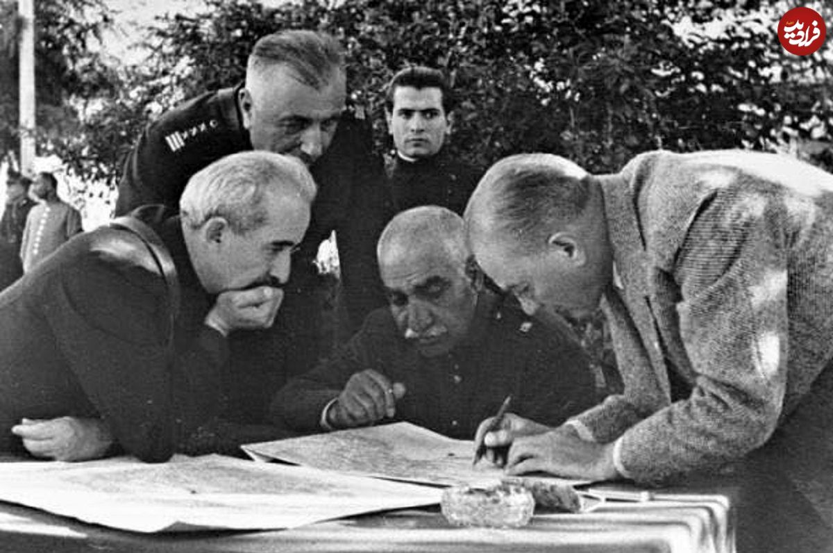 عکس؛ سفر در زمان؛ «رضاخان در حال بررسی میکروسکوپ»؛ دهه 1310
