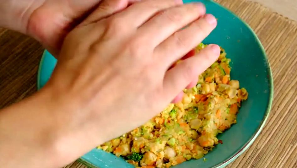 (ویدئو) طرز تهیه کتلت نخود و سبزیجات، یک طعم متفاوت برای فلافل