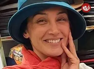 عکس| سفر زمان؛ تیپ و چهرۀ «هدیه تهرانی» بعد از گرفتن یک جایزه؛ 23 سال قبل