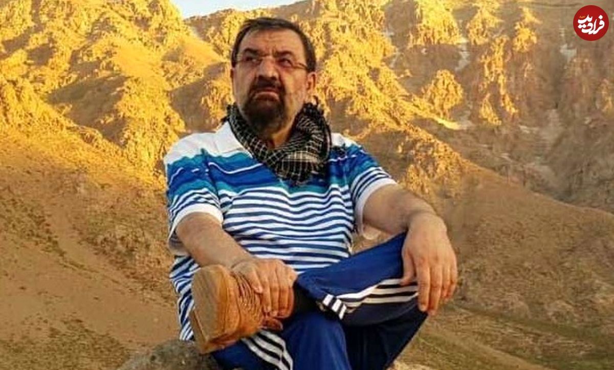 عکس؛ سفر به تاریخ؛ «محسن رضایی» در حال سخنرانی برای رزمندهها در کنار «شهید همت»؛ دهۀ 60