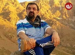 عکس؛ سفر به تاریخ؛ «محسن رضایی» در حال سخنرانی برای رزمنده‌ها در کنار «شهید همت»؛ دهۀ 60