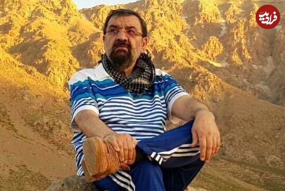 عکس؛ سفر به تاریخ؛ «محسن رضایی» در حال سخنرانی برای رزمنده‌ها در کنار «شهید همت»؛ دهۀ 60