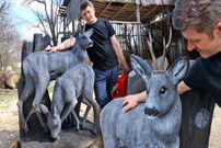 ببنیید| فرآیند ساخت مجسمه های چوبی گوزن در اندازه واقعی با اره برقی