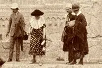عکس| سفر به ایران قدیم؛ زنان و مردان اروپایی در کنار نقش‌برجسته «چشمه‌علی شهرری» در دوران قاجار