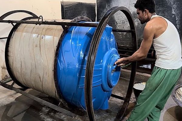 ببینید| فرآیند دیدنی تولید تانکرهای آب پلاستیکی در پاکستان