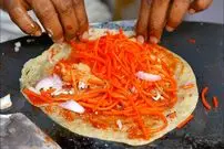 ببینید| غذای خیابانی در هند؛ پخت پیتزا، ساندویچ پنیر و دوسا در دهلی نو