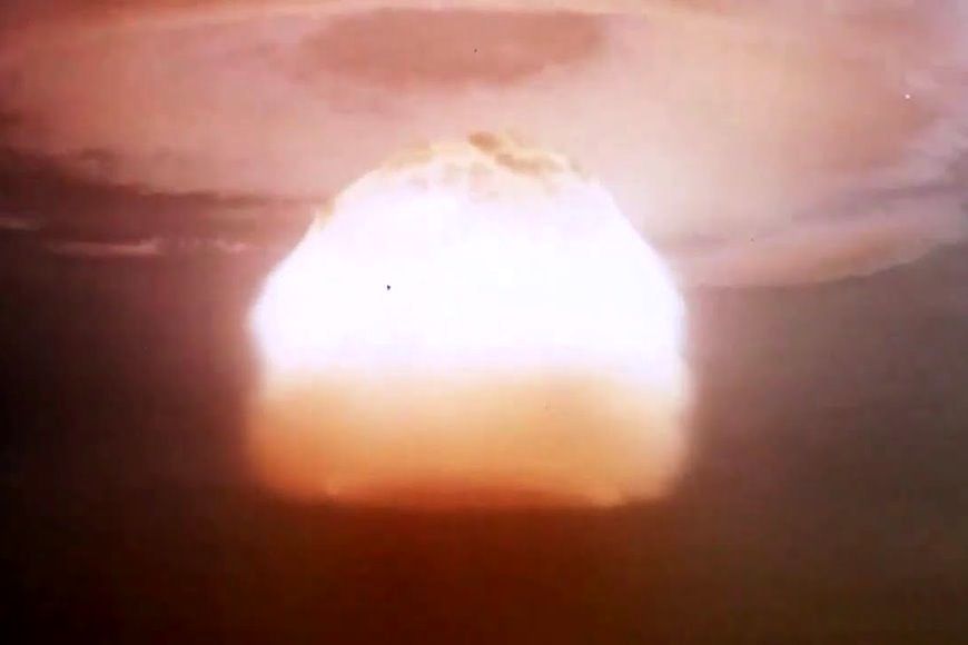 (ویدئو) فیلمی دیده نشده از آزمایش اولین بمب هیدروژنی چین در سال 1967