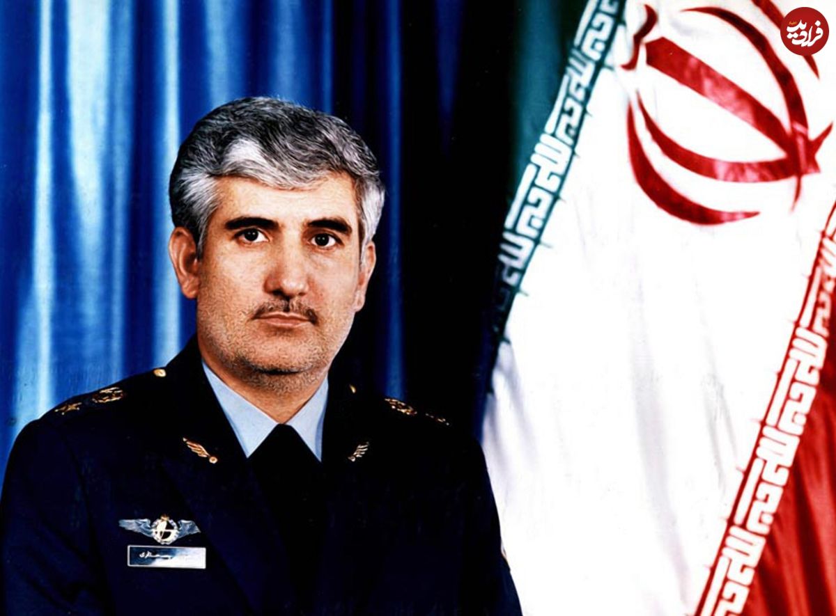 عکس؛ سفر در زمان؛ «سرلشکر ستاری» در حال گفتگو با فرماندهان نیروی هوایی؛ اوایل دهه 70