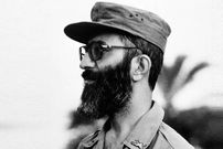 عکس؛ سفر به تاریخ؛ «رهبر انقلاب» با لباس نظامی و سربند «سپاهیان محمد (ص)» در جمع رزمندگان