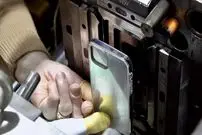 ببینید| فرآیند دیدنی تولید قاب گوشی های هوشمند در کره جنوبی