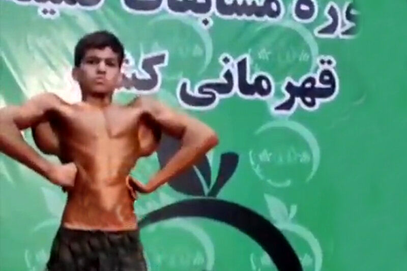 (ویدئو) زیر بغل عجیب پسر ۱۲ ساله در مسابقات بدن‌سازی ایران!
