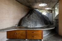 تصاویر؛ معماری «ارگانیک» خانۀ هندی با «صخره‌هایی» در گوشۀ آشپزخانه و حمّام