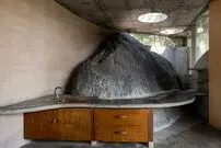 تصاویر؛ معماری «ارگانیک» خانۀ هندی با «صخره‌هایی» در گوشۀ آشپزخانه و حمّام
