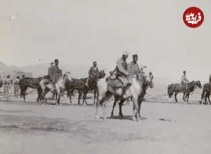 عکس| سفر زمان؛ ماموران سوارۀ ژاندارمری در حال انجام تمرینات نظامی؛ 110 سال قبل
