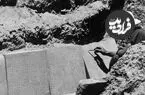 عکس| سفر زمان؛ لحظه کشف «کتیبه‌های خشایارشا» در محوطه تخت جمشید؛ حدود 90 سال قبل