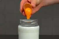 (ویدئو) طرز تهیه پنیر خانگی بدون سرکه با یک لیتر شیر و 2 تخم مرغ