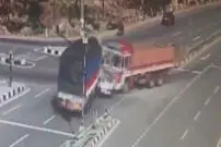 (ویدئو) له کردن چند خودرو سواری توسط راننده کامیون عشق سرعت