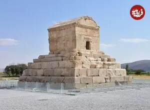 سفر به تاریخ؛ عکس یادگاری 11 مرد قجری با آرامگاه کوروش کبیر؛ بیش از یک قرن قبل